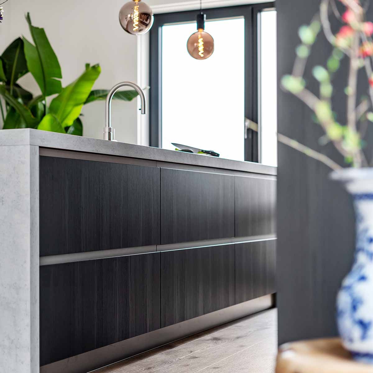 zwarte keuken met koper