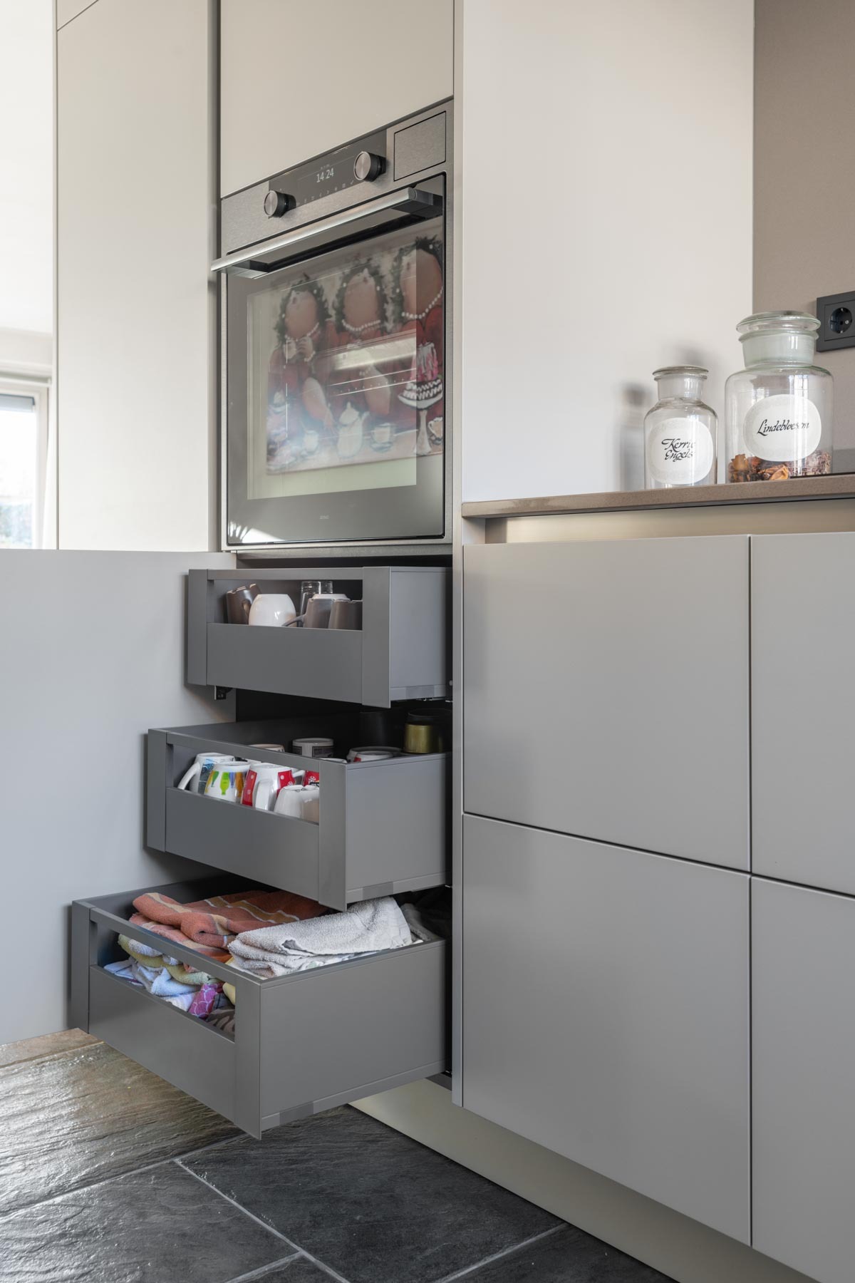 Strakke en greeploze keuken | Schelde Keukens