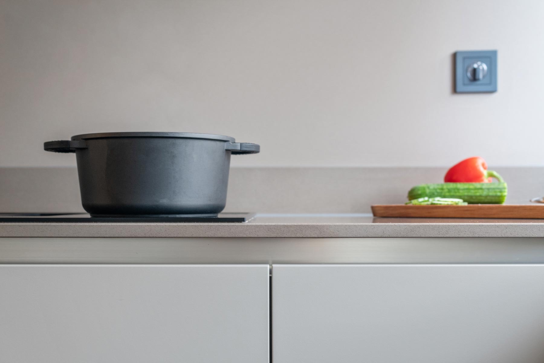 Strakke en greeploze keuken | Schelde Keukens