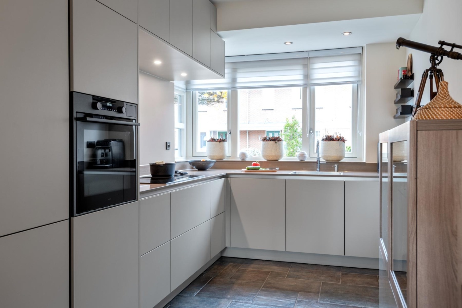 Strakke en greeploze keuken | Schelde Keukens