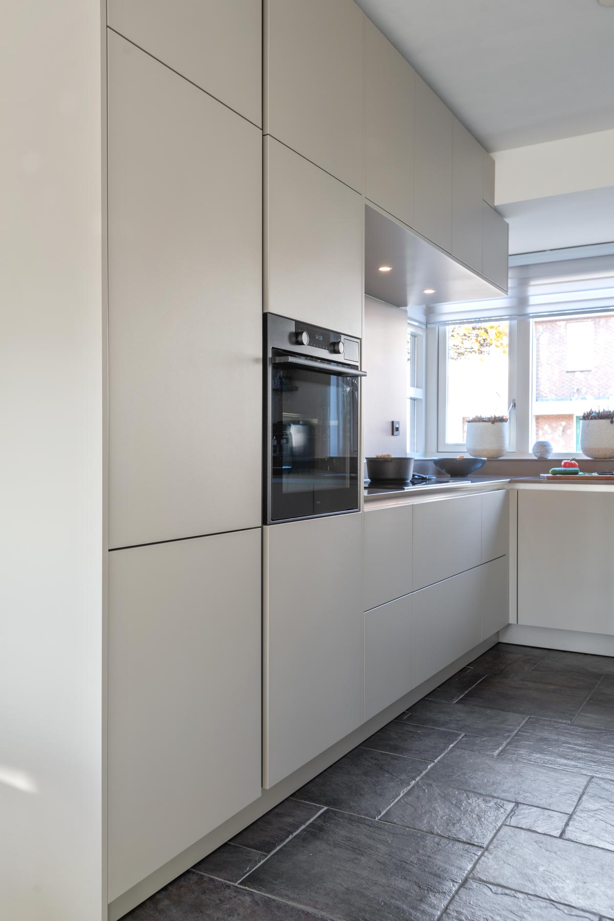 Strakke en greeploze keuken | Schelde Keukens