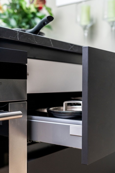 Moderne zwarte keuken
